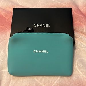 NEW! Luxury Makeup Bag — Super cute in teal.